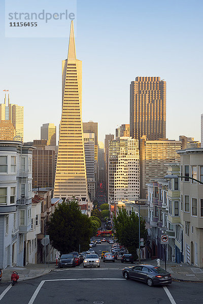 USA  Kalifornien  San Francisco  Blick entlang der Montgomery Street auf die Transamerica Pyramide und das 555 California Street Building im Abendlicht.