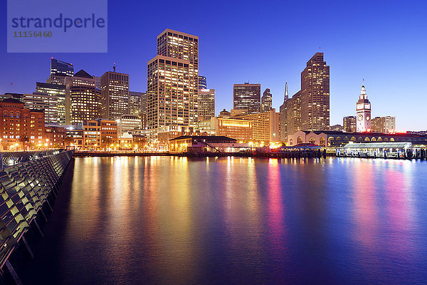 USA  Kalifornien  San Francisco  Financial District  Embarcadero und Ferry Building zur blauen Stunde