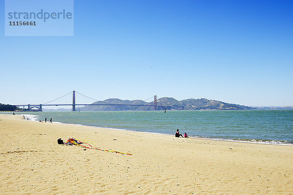 USA  Kalifornien  San Francisco  Golden Gate Bridge und Fort Point vom Strand von Presidio aus gesehen.