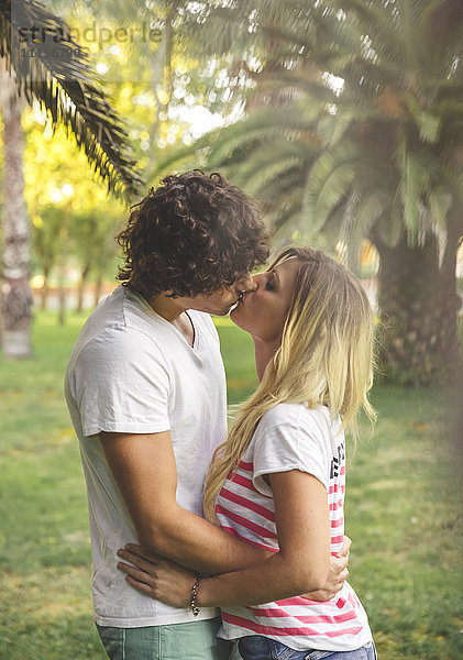 Junges Paar beim Küssen im Park
