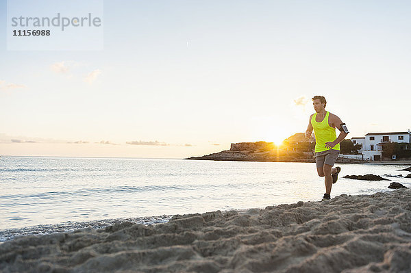 Spanien  Mallorca  Jogger am Strand am Morgen