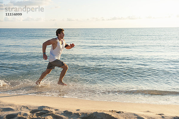 Spanien  Mallorca  Jogger am Strand am Morgen