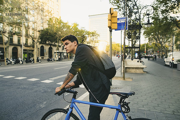 Teenager mit dem Fahrrad in der Stadt