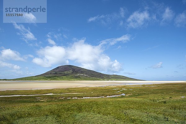 UK  Schottland  Isle of Harris  Leverburgh  Blick auf Chaipaval mit Scarista Beach im Vordergrund