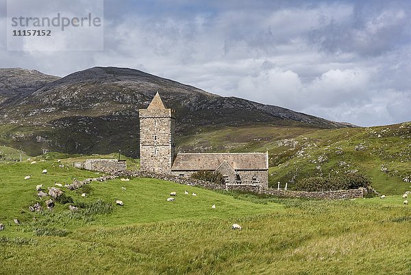 UK  Schottland  Isle of Harris  Rodel  Blick auf St. Clemens Kirche