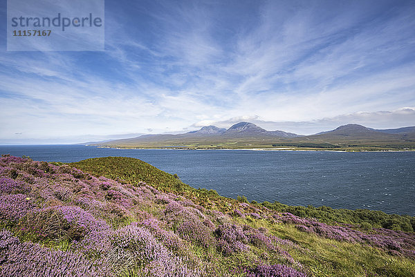 Vereinigtes Königreich  Schottland  Innere Hebriden  Isle of Islay  Blick über Islay-Sund auf die Isle of Jura mit Bergbahnen des Jura