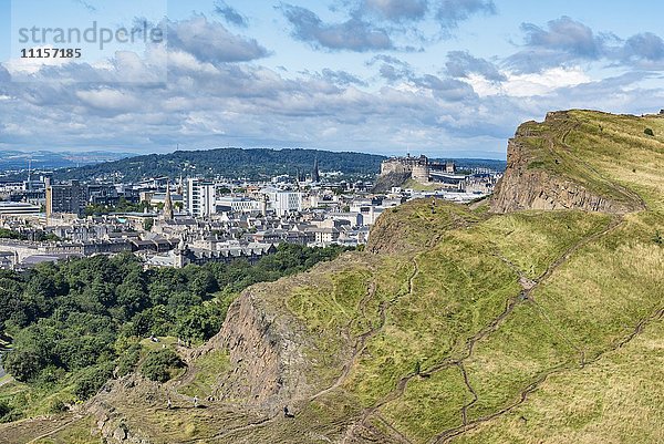 Vereinigtes Königreich  Schottland  Edinburgh  Klippe von Salisbury Crags und Altstadt mit Edinburgh Castle