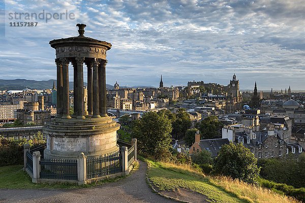 Großbritannien  Schottland  Edinburgh  Stadtansicht von Carlton Hill mit Dugald Stewart Monument