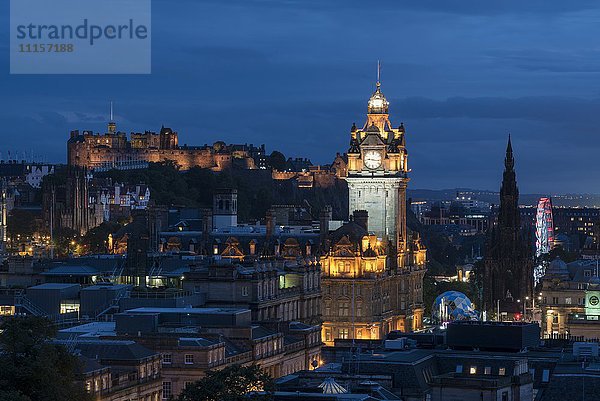Großbritannien  Schottland  Edinburgh  Altstadt mit Turm des Balmoral Hotels und Edinburgh Castle am Abend