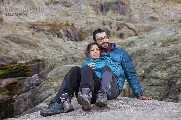 Spanien  Sierra de Gredos  Paar in den Bergen ruhend