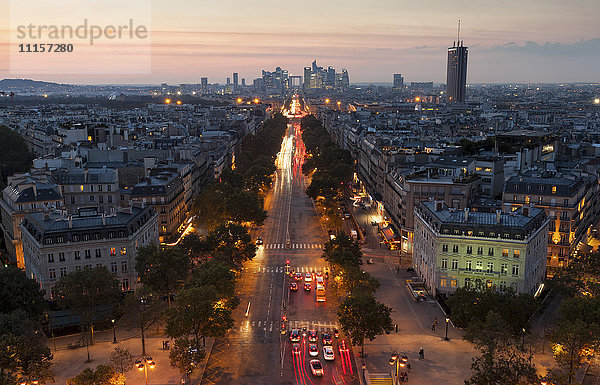Frankreich  Paris  Champs-Elysees bei Sonnenuntergang