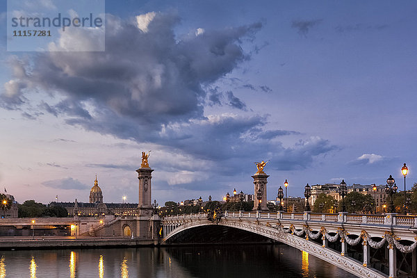 Frankreich  Paris  Pont Alexandre III am Morgen