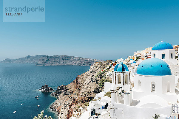 Griechenland  Santorini  Oia  Blick auf Caldera und griechisch-orthodoxe Kirche