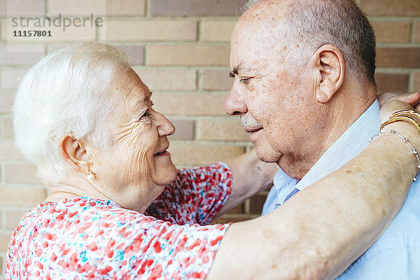 Seniorenpaar von Angesicht zu Angesicht
