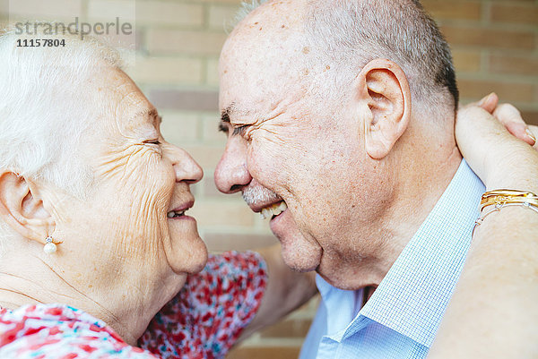 Lachendes Seniorenpaar von Angesicht zu Angesicht