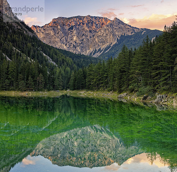 Österreich  Steiermark  Tragoess  Blick auf Hochschwab Mountain Messnerin  gespiegelt im grünen See
