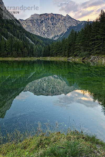 Österreich  Steiermark  Tragoess  Blick auf Hochschwab Mountain Messnerin  gespiegelt im grünen See