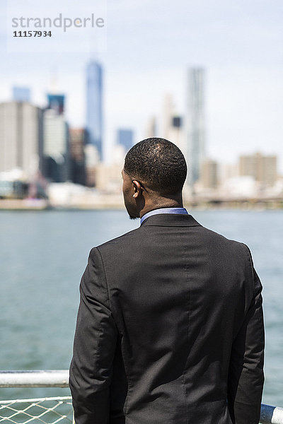 USA  Brooklyn  Rückansicht des Geschäftsmannes mit Blick auf die Skyline von Manhattan