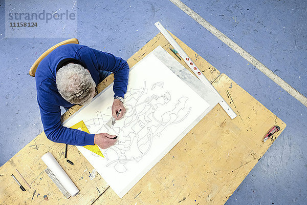 Draufsicht der Künstlerzeichnung in seinem Atelier