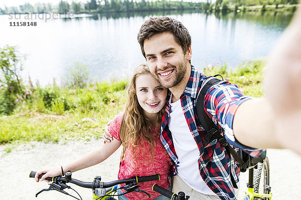 Junges Paar  das sich auf eine Fahrradtour begibt