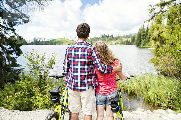Junges Paar beim Blick auf eine Fahrradtour