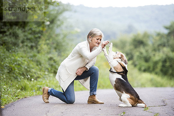 Seniorin unterrichtet ihren Hund