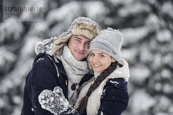 Porträt des glücklichen Paares im Winter
