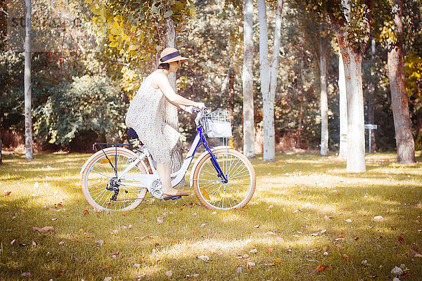 Fahrradfrau im Herbstpark