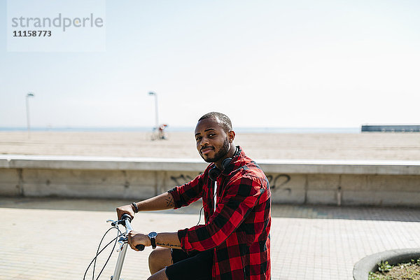 Mann auf dem Fahrrad in Strandnähe