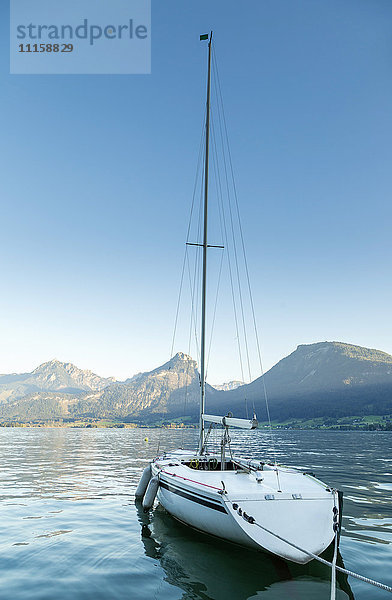 Österreich  Sankt Wolfgang  festgemachtes Segelboot auf dem See