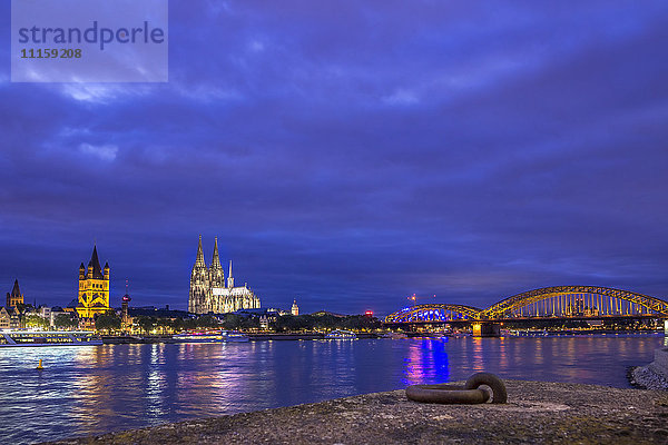 Deutschland  Köln  Blick auf die Stadt und die Hohenzollernbrücke mit dem Rhein im Vordergrund