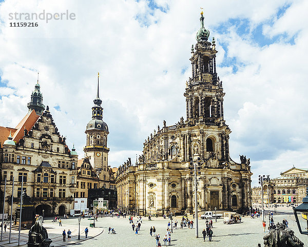 Deutschland  Dresden  Blick auf Hausmannsturm und Dresdner Dom am Schlossplatz