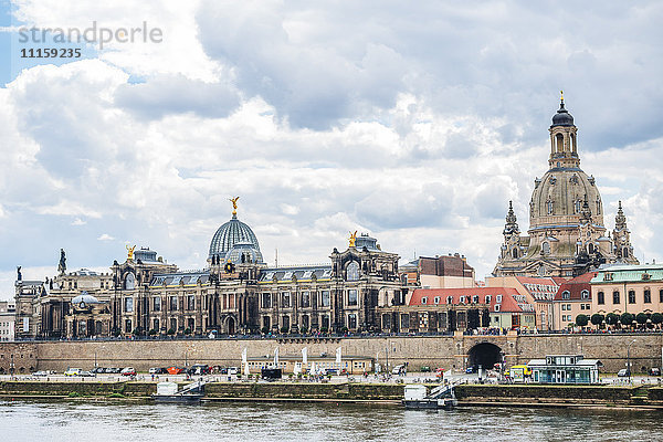 Deutschland  Dresden  Elbe mit Frauenkirche und Akademie für Bildende Kunst