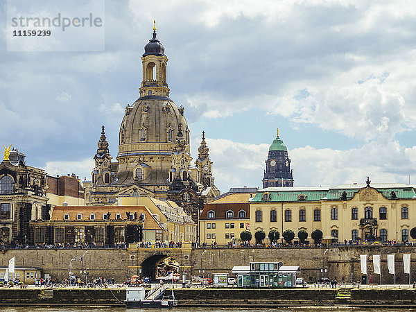Deutschland  Dresden  Kuppel der Frauenkirche von der Elbe aus gesehen