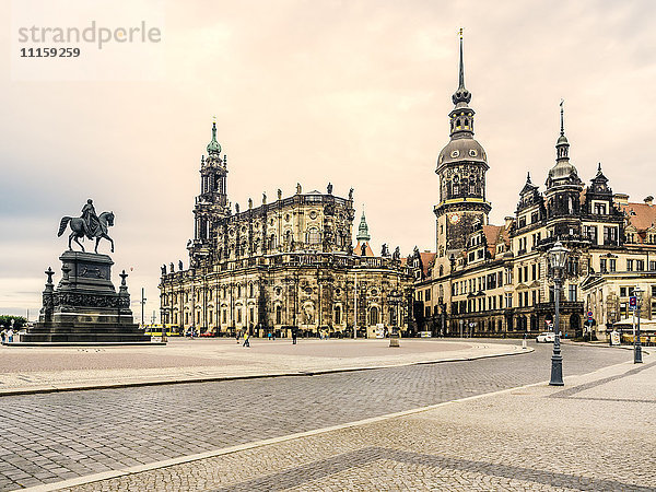 Deutschland  Sachsen  Dresden  Theaterplatz mit Johannes von Sachsen-Statue  Dresdner Dom und Hausmann-Turm