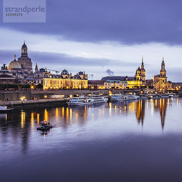 Deutschland  Sachsen  Dresden  historische Altstadt mit der Elbe im Vordergrund am Abend
