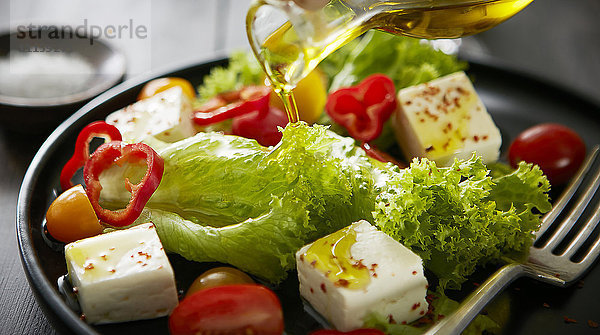 Feta-Salat mit rotem Paprika  Tomaten und Olivenöl