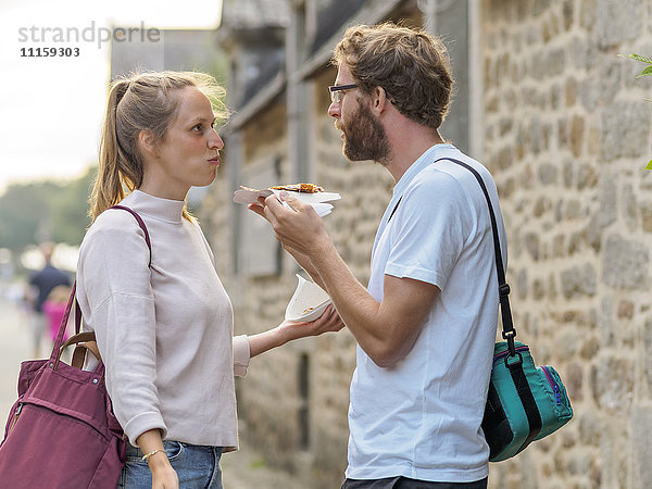 Frankreich  Bretagne  junges Paar isst Crepes