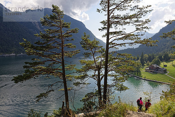 Österreich  Tirol  Wanderer am Achensee bei Gaisalm