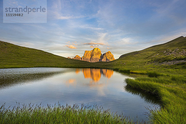 Italien  Dolomiten  Blick zum Pelmo und Lago Delle Baste im Vordergrund bei Sonnenuntergang