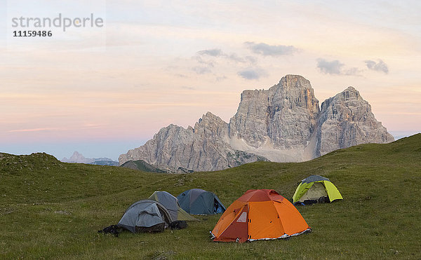 Italien  Dolomiten  Blick auf den Monte Pelmo mit Lager im Vordergrund bei Sonnenuntergang