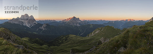 Italien  Dolomiten  Panoramablick auf Monte Pelmo  Civetta und Marmolada bei Sonnenaufgang