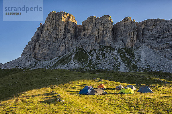 Italien  Dolomiten  Blick auf den Berg Lastoi de Formin mit Lager im Vordergrund