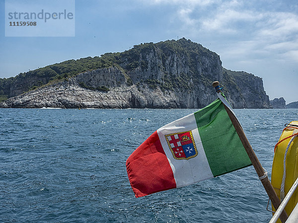 Italien  Ligurien  Italienische Flagge vor der Insel Palmaria