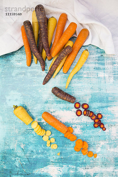 Verschiedene Sorten von ganzen und geschnittenen Karotten
