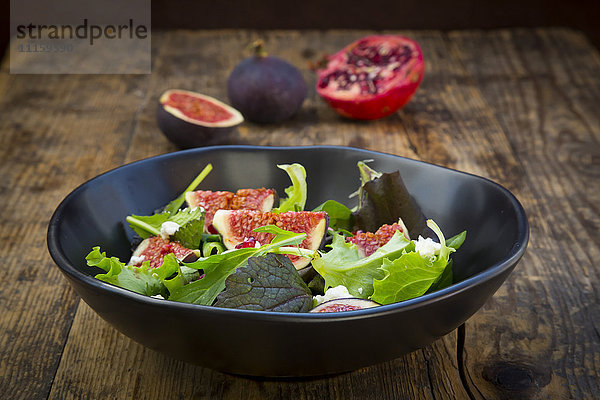 Gemischter Salat mit Ziegenkäse  Granatapfelsamen und Feigen