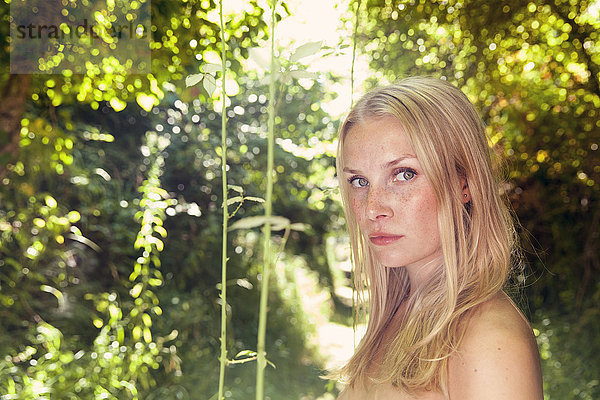 Porträt einer jungen blonden Frau in der Natur