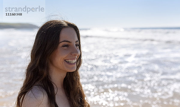 Glückliche junge Frau am Strand