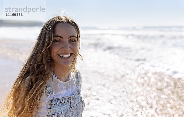 Porträt eines glücklichen Mädchens am Strand