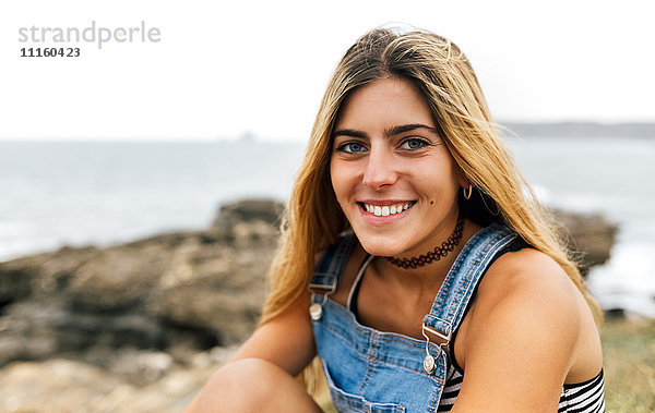 Porträt eines lächelnden Mädchens an der Küste